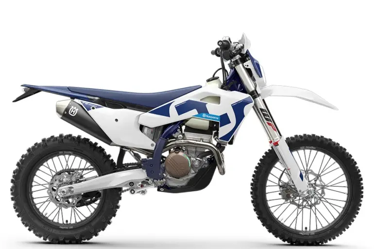 Enduro-Motorrad Husqvarna FE 250 2026 mit blau-weißer Verkleidung in Seitenansicht vor weißem Hintergrund