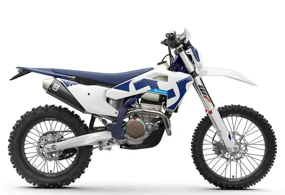 Enduro-Motorrad Husqvarna FE 250 2026 mit blau-weißer Verkleidung in Seitenansicht vor weißem Hintergrund