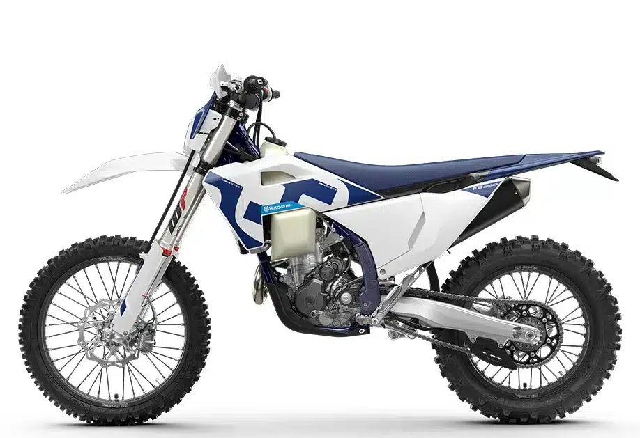 Enduro-Motorrad Husqvarna FE 250 2026 mit blau-weißer Verkleidung, Seitenansicht vor weißem Hintergrund