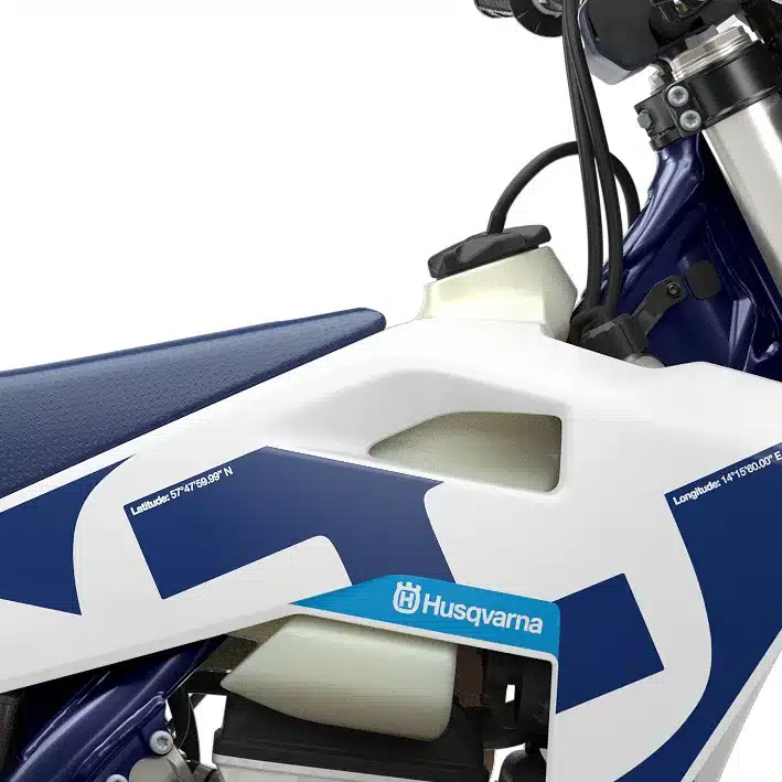 Detaillierte Ansicht vom Tank sowie Sitzbereich einer Husqvarna FE 250 Enduro 2026 mit blau-weißer Verkleidung