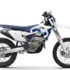Husqvarna FE 350 2026 Enduro-Motorrad in Seitenansicht, weiß-blaues Design, Stollenreifen, moderner Rahmen.