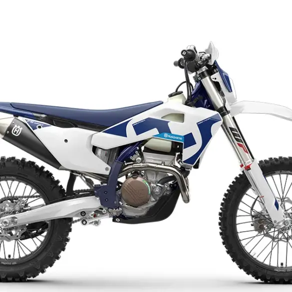 Husqvarna FE 350 2026 Enduro-Motorrad in Seitenansicht, weiß-blaues Design, Stollenreifen, moderner Rahmen.