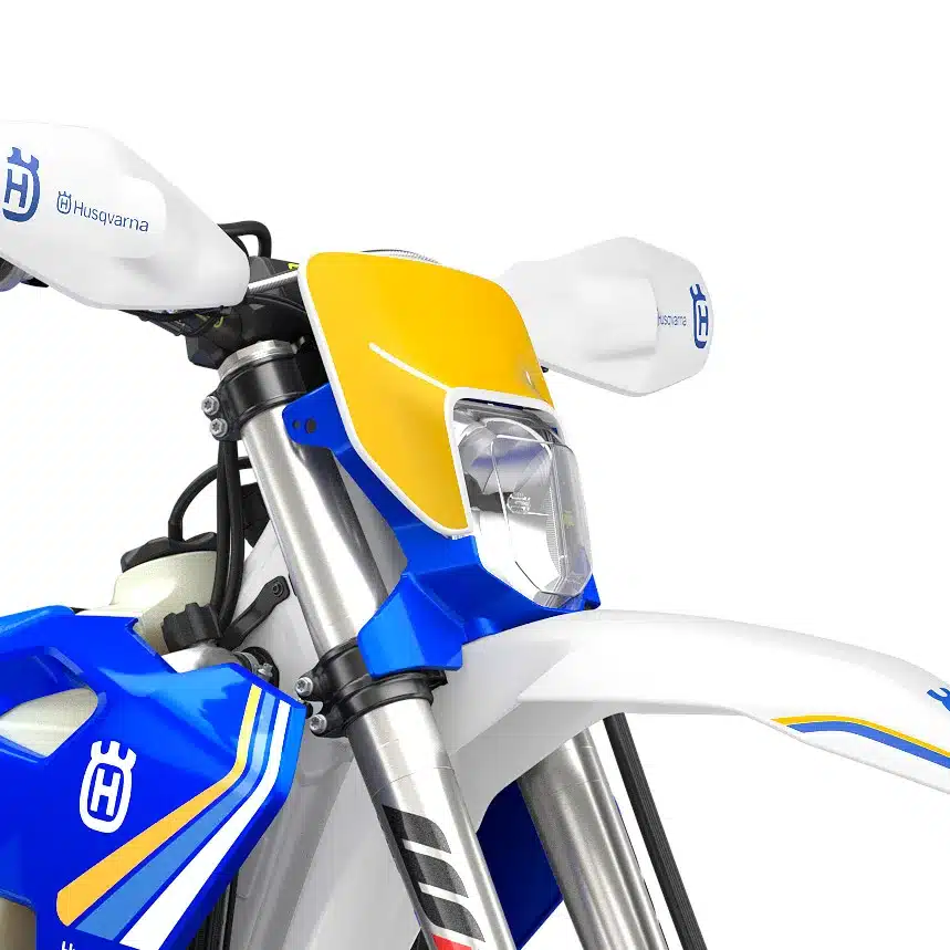 Frontdetail der Husqvarna FE 350 Heritage 2025 mit gelbem Nummernschild und LED-Scheinwerfer