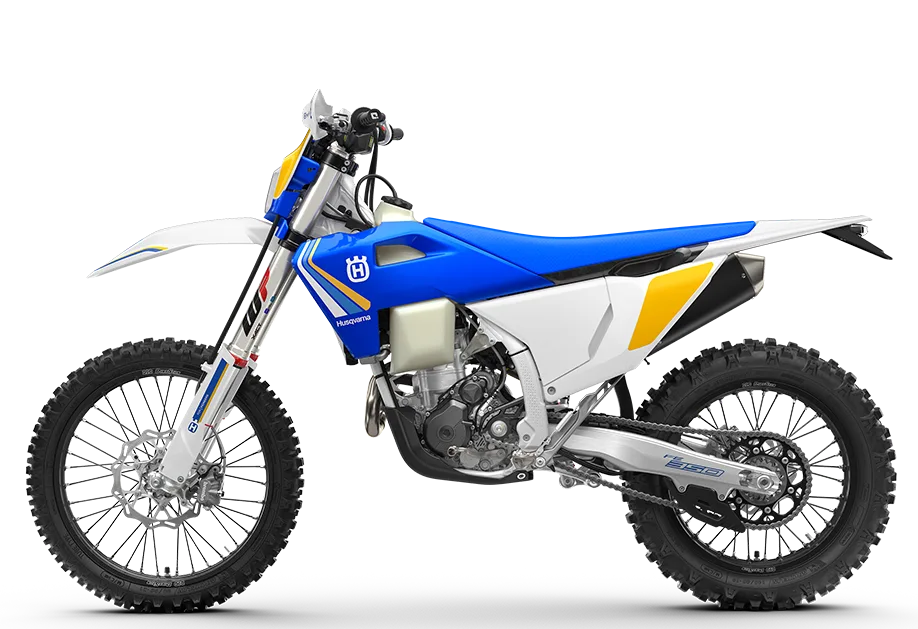 Seitenansicht der Husqvarna FE 350 Heritage 2025 mit blauer Kühlerverkleidung, blauem Sitz und gelben Grafikelementen