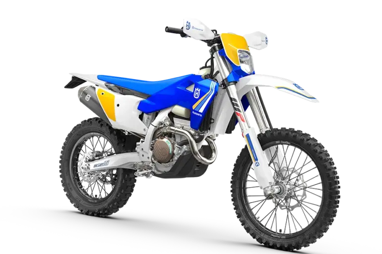Seitenansicht der Husqvarna FE 350 Heritage 2025 mit blauer Kühlerverkleidung, blauem Sitz und gelben Grafikelementen vor weißem Hintergrund.