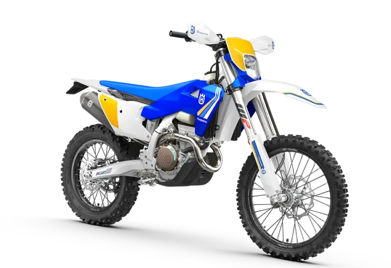 Seitenansicht der Husqvarna FE 350 Heritage 2025 mit blauer Kühlerverkleidung, blauem Sitz und gelben Grafikelementen vor weißem Hintergrund.