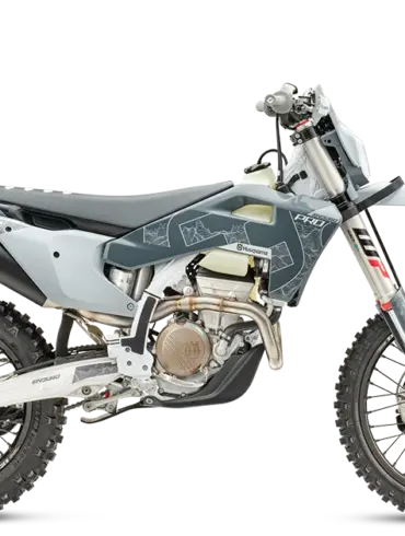 Seitenansicht der Husqvarna FE 350 Pro 2026 mit grauen Verkleidungsteilen und sportlicher Enduro-Ausstattung.