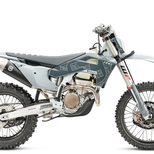 Seitenansicht der Husqvarna FE 350 Pro 2026 mit grauen Verkleidungsteilen und sportlicher Enduro-Ausstattung.