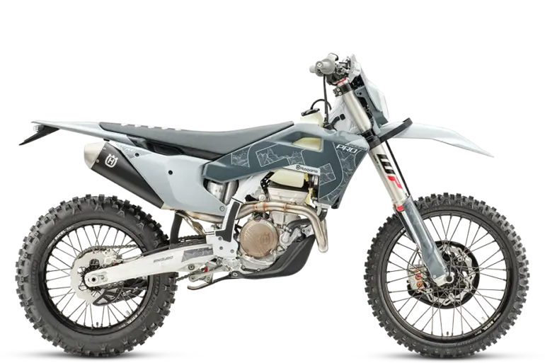 Seitenansicht der Husqvarna FE 350 Pro 2026 mit grauen Verkleidungsteilen und sportlicher Enduro-Ausstattung.