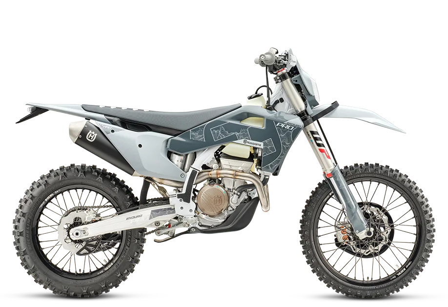 Seitenansicht der Husqvarna FE 350 Pro 2026 mit grauen Verkleidungsteilen und sportlicher Enduro-Ausstattung.