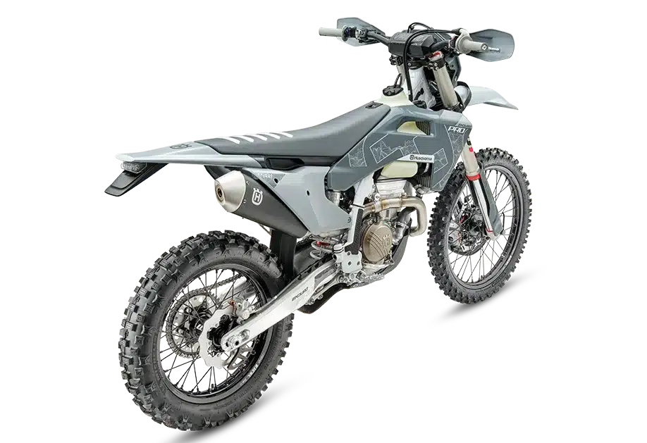 Husqvarna FE 350 Pro 2026 Enduro-Motorrad von hinten rechts, graues Design, Geländeausstattung sichtbar.