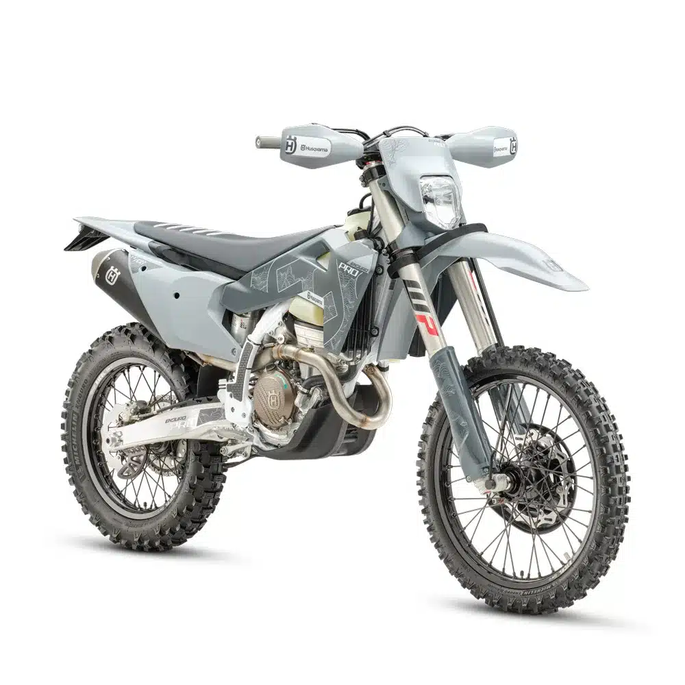 Husqvarna FE 350 Pro 2026 Enduro-Motorrad in grauer Farbe seitlich von vorne.