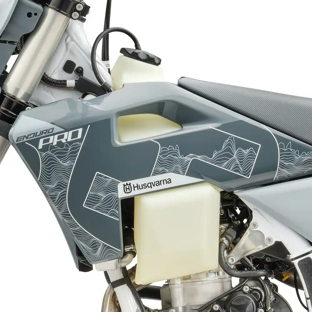 Nahaufnahme vom Tank und den seitlichen Verkleidungsteilen der Husqvarna FE 350 Pro 2026 mit Husqvarna-Schriftzug und Pro-Grafik