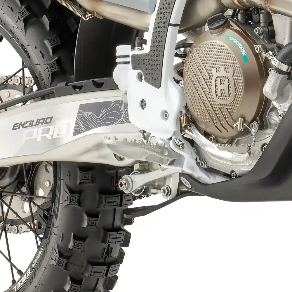 Detailaufnahme von Schwinge, Rahmen, Motorschutz und Motor der Husqvarna FE 350 Pro 2026 Enduro-Motorrads.
