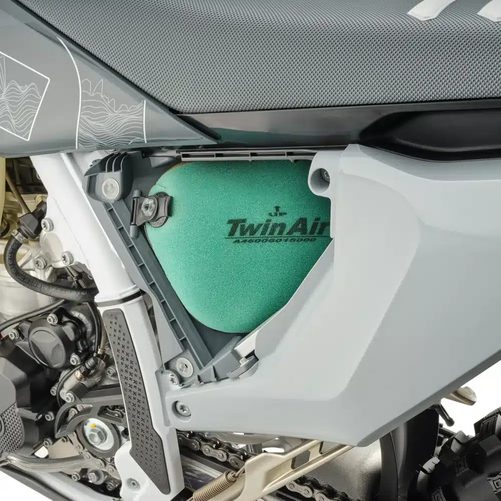 Nahaufnahme des Twin-Air-Luftfilters im seitlichen Airbox-Bereich der Husqvarna FE 350 Pro 2026