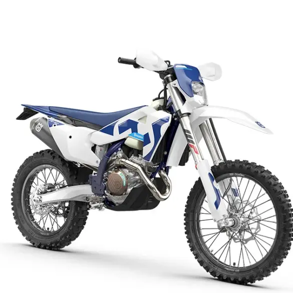 Husqvarna FE 450 2026 Enduro-Motorrad in Weiß-Blau, stehend auf weißem Hintergrund.