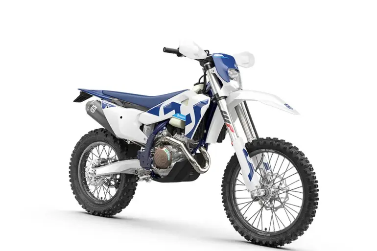 Husqvarna FE 450 2026 Enduro-Motorrad in Weiß-Blau, stehend auf weißem Hintergrund.