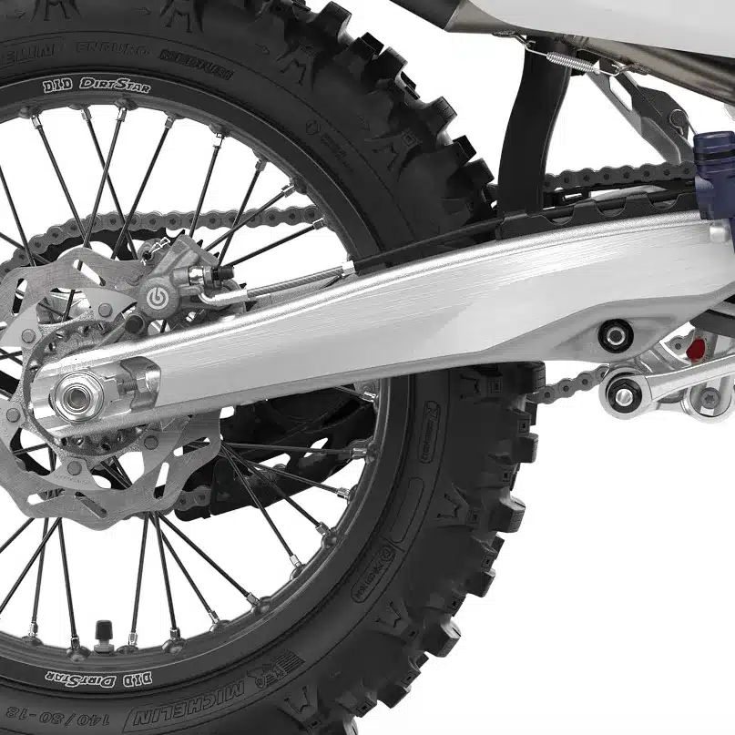 Detailaufnahme des Hinterrads und der Schwinge der Husqvarna FE 450 Enduro 2026