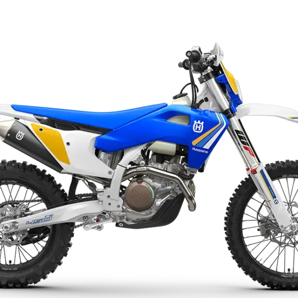 Husqvarna FE 450 Heritage 2025 Enduro-Motorrad in blauer, weißer und gelber Heritage-Lackierung, Seitenansicht.