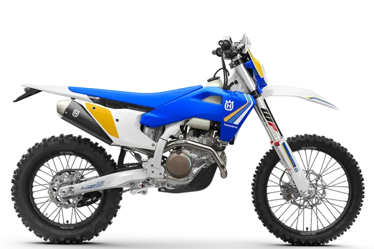 Husqvarna FE 450 Heritage 2025 Enduro-Motorrad in blauer, weißer und gelber Heritage-Lackierung, Seitenansicht.