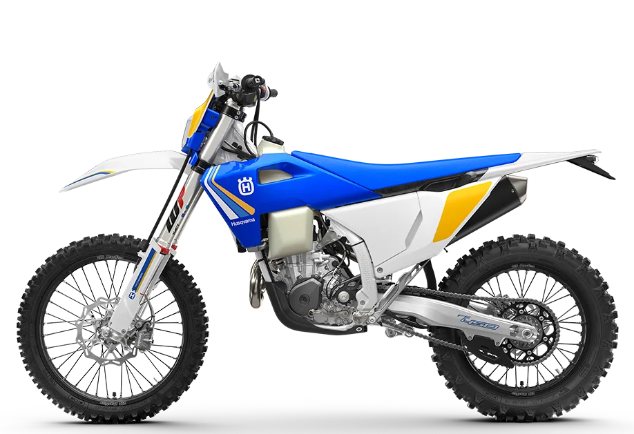 Husqvarna FE 450 Heritage 2025 Enduro-Motorrad in Seitenansicht, blaue Kühlerverkleidung und moderne Heritage-Optik.