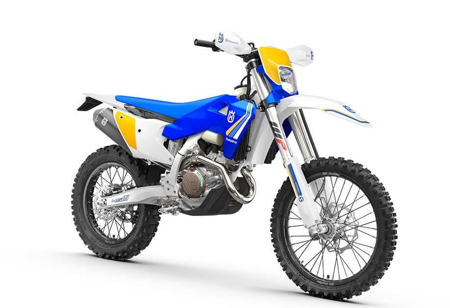 Husqvarna FE 450 Heritage 2025 Enduro-Motorrad in Seitenansicht, blau-weiße Heritage-Grafik, Endurobereifung, moderner Rahmen.