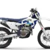 Husqvarna FE 501 2026 Enduro-Motorrad in Seitenansicht vor weißem Hintergrund.