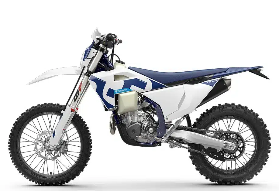 Husqvarna FE 501 2026 Enduro-Motorrad in der Seitenansicht, weiß-blaues Design, Offroad-Bereifung