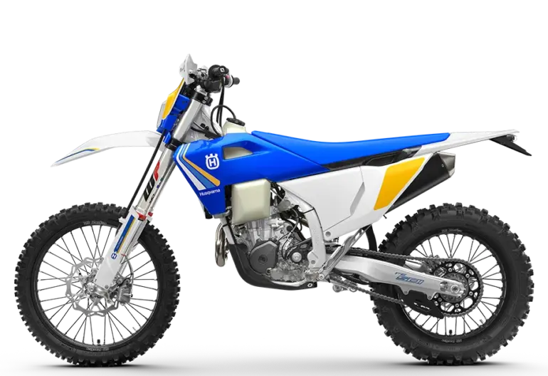 Husqvarna FE 501 Heritage Motorrad in Blau-Weiß-Gelb, Seitenansicht, Heritage-Look