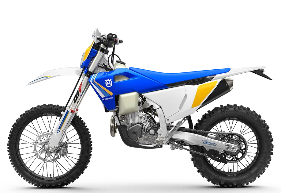 Husqvarna FE 501 Heritage Motorrad in Blau-Weiß-Gelb, Seitenansicht, Heritage-Look