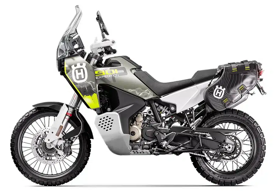 Adventure-Motorrad Husqvarna Norden 901 Expedition 2026 in Seitenansicht mit montierten Seitentaschen.
