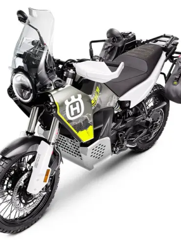 Husqvarna Norden 901 Expedition 2026 Adventure-Motorrad mit Gepäcktaschen und Windschutzscheibe in Studioansicht