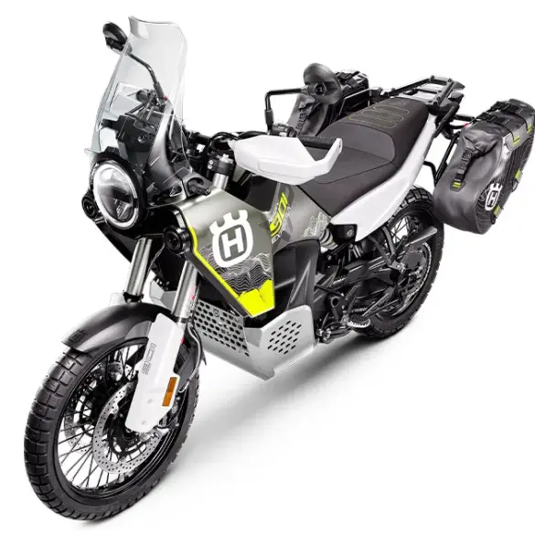 Husqvarna Norden 901 Expedition 2026 Adventure-Motorrad mit Gepäcktaschen und Windschutzscheibe in Studioansicht