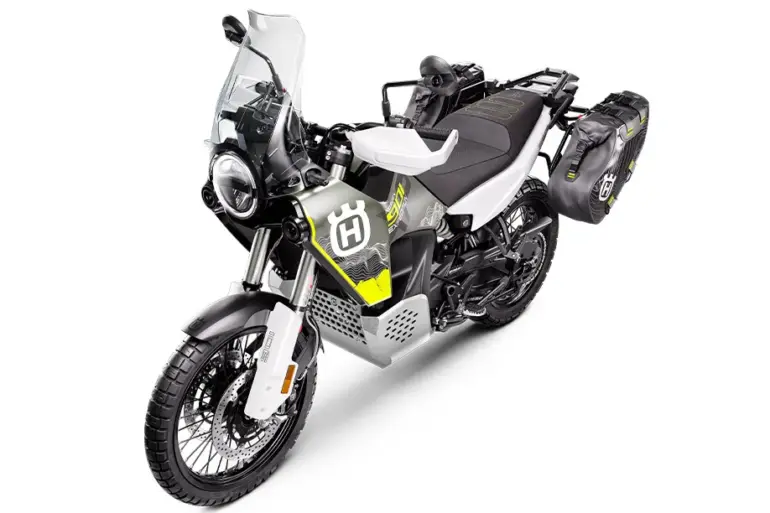 Husqvarna Norden 901 Expedition 2026 Adventure-Motorrad mit Gepäcktaschen und Windschutzscheibe in Studioansicht