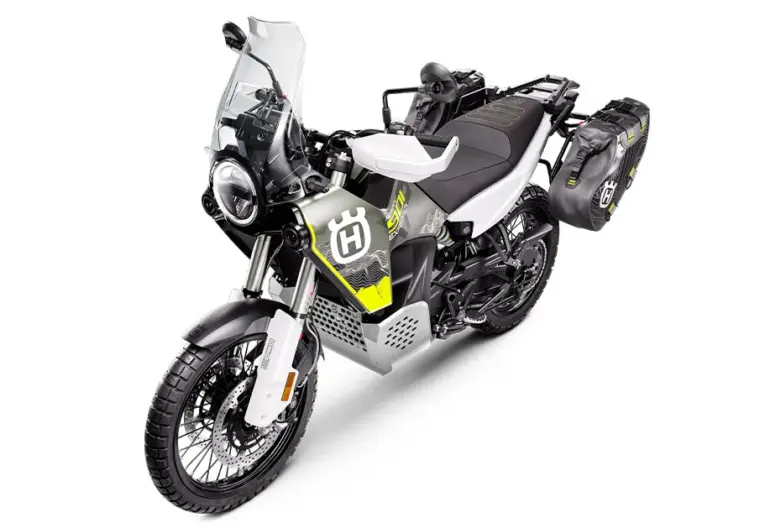 Husqvarna Norden 901 Expedition 2026 Adventure-Motorrad mit Gepäcktaschen und Windschutzscheibe in Studioansicht