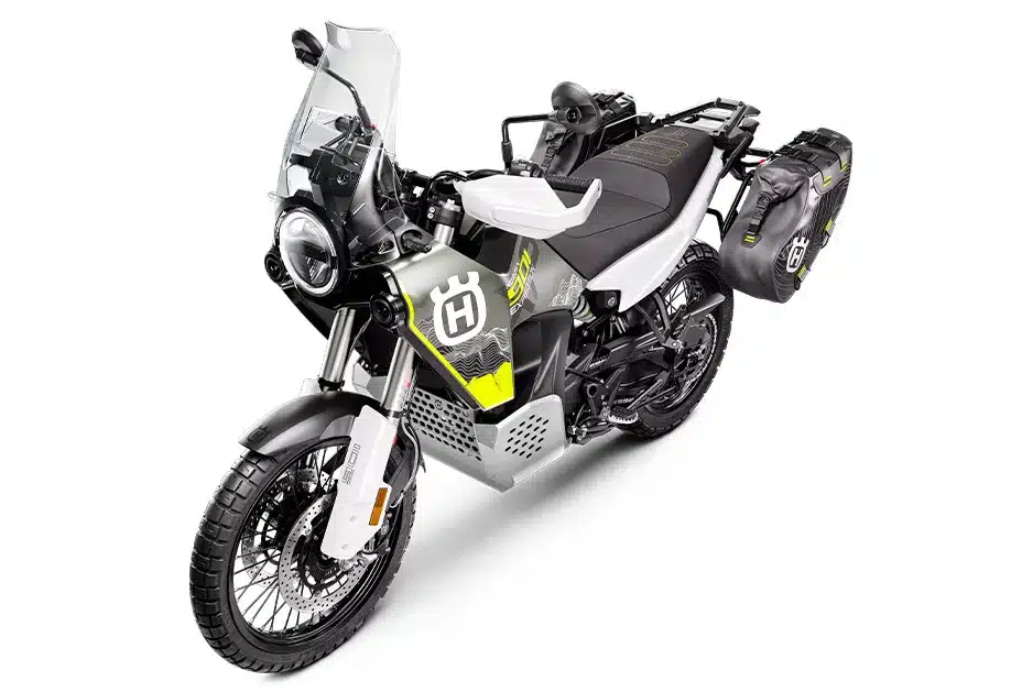 Husqvarna Norden 901 Expedition 2026 Adventure-Motorrad mit Gepäcktaschen und Windschutzscheibe in Studioansicht