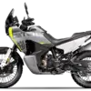 Seitenansicht der Husqvarna Norden 901 Reiseenduro, Modell 2022, mit gelben und grauen Akzenten.