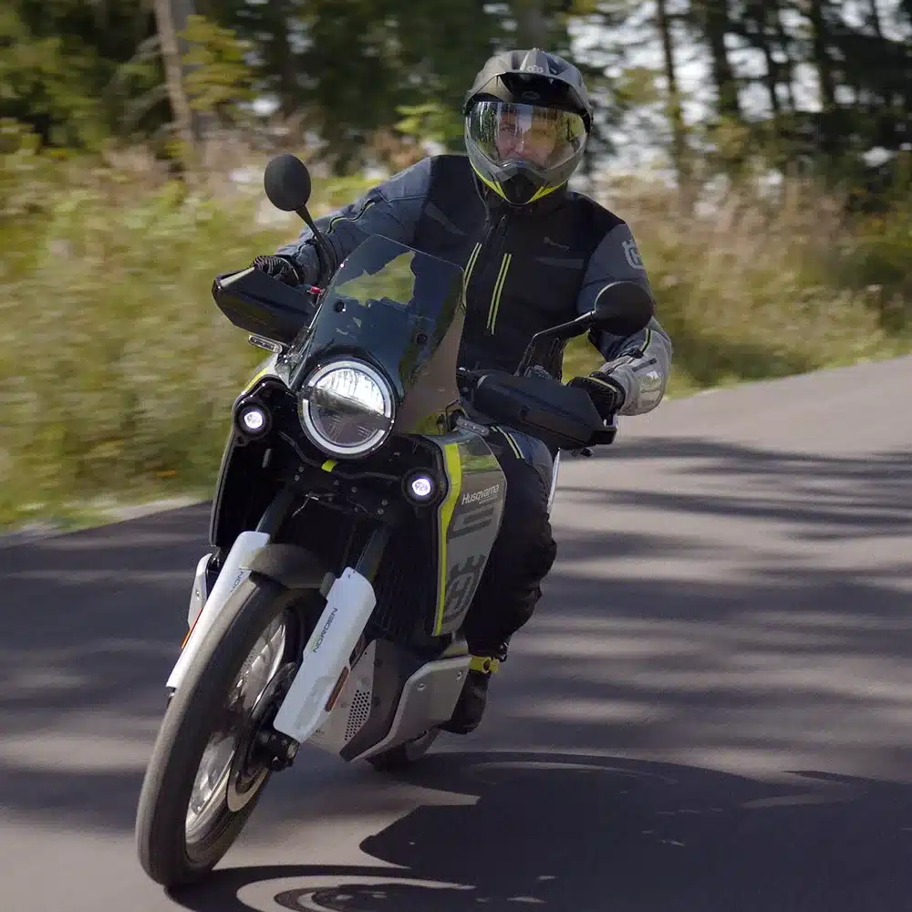 Husqvarna Norden 901 beim Fahren auf einer Landstraße, frontal aufgenommen