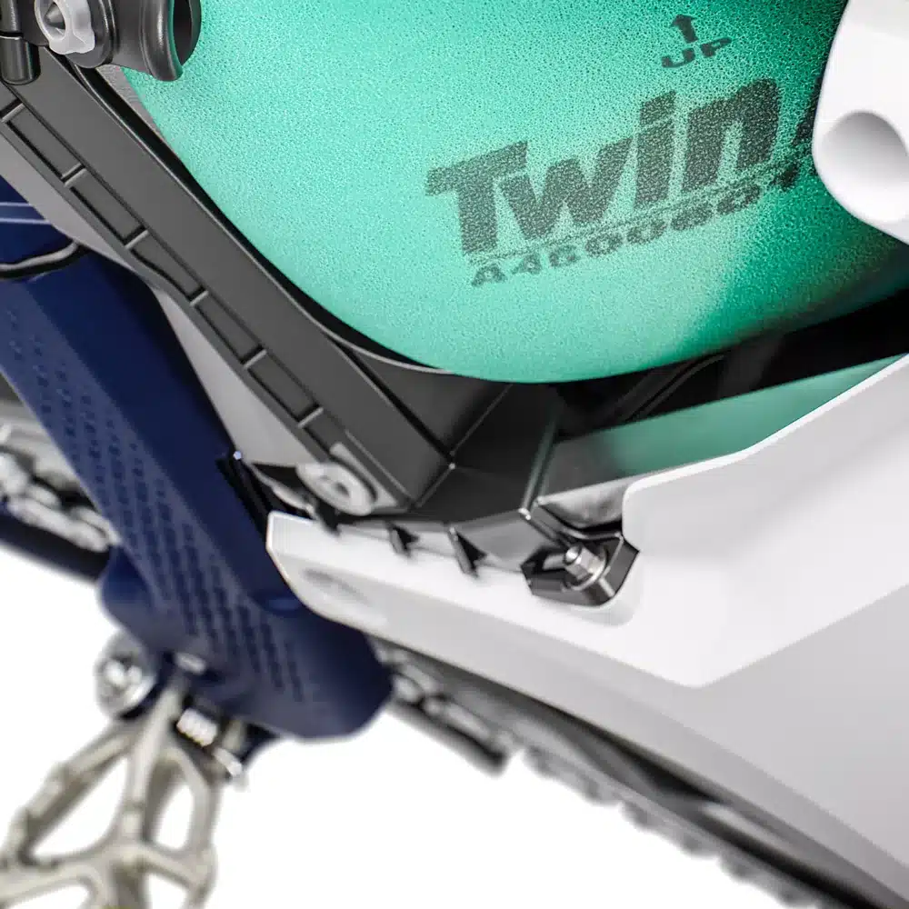 Nahaufnahme des Twin-Air-Filters in der Airbox einer Husqvarna TC 125 (2026), Motocross-Motorrad.