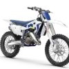 Husqvarna TC 125 2026 Motocross-Motorrad in seitlicher Ansicht, weiß-blaues Design, stehende Präsentation vor neutralem Hintergrund