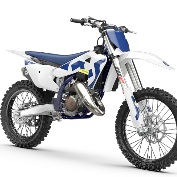 Husqvarna TC 125 2026 Motocross-Motorrad in seitlicher Ansicht, weiß-blaues Design, stehende Präsentation vor neutralem Hintergrund
