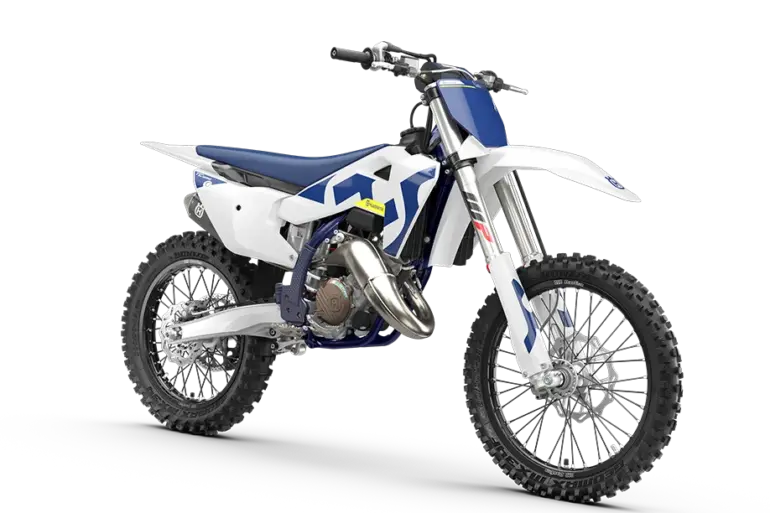 Husqvarna TC 125 2026 Motocross-Motorrad in seitlicher Ansicht, weiß-blaues Design, stehende Präsentation vor neutralem Hintergrund