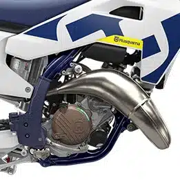 Detailansicht des Motors und Chassis einer Husqvarna TC 125 2026, Zweitakt-Motocross-Motorrad.
