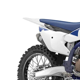 Heckdetail einer Husqvarna TC 125 2026 mit blauem Sitzbankbezug und offroad-bereiftem Hinterrad