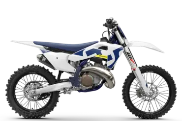 Husqvarna TC 250 2026 Motocross-Motorrad in Seitenansicht, weiß-blaues Design, moderne Fahrwerks- und Motortechnik.