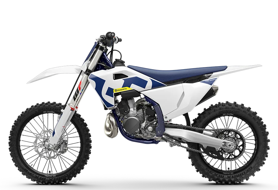 Motorrad Husqvarna TC 250 2026 in Seitenansicht vor weißem Hintergrund