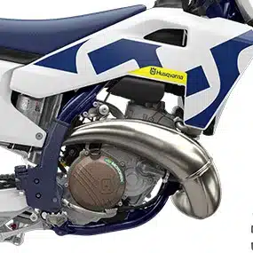 Nahaufnahme des Motors und Fahrwerks der Husqvarna TC 250 2026, mit charakteristischen blauen Rahmenelementen und Typenschriftzug