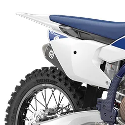 Heckpartie mit Hinterrad, Sitzbank und Verkleidung einer Husqvarna TC 250 2026