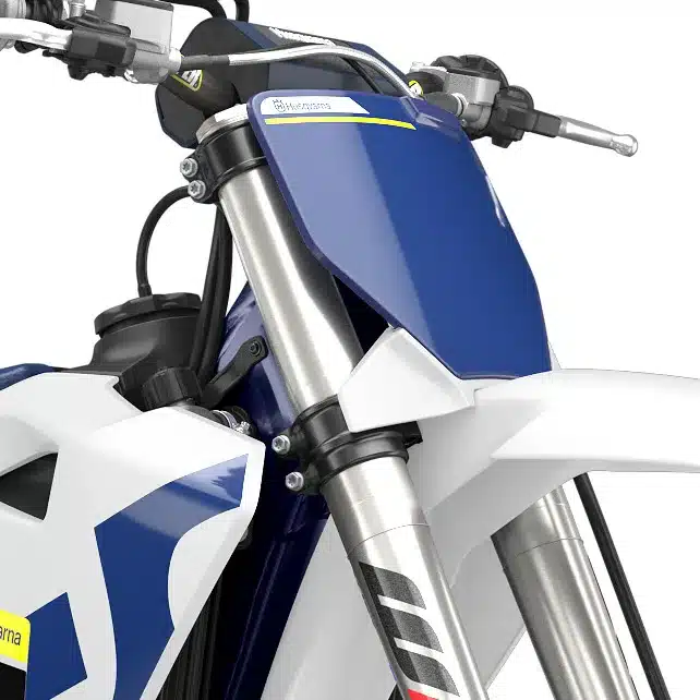 Nahaufnahme der Frontpartie einer Husqvarna TC 250 2026 mit Gabel, Lenker und Frontfender.