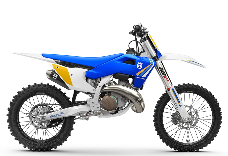 Husqvarna TC 250 Heritage 2025 Motocross-Motorrad in blauer und weißer Heritage-Lackierung seitlich fotografiert